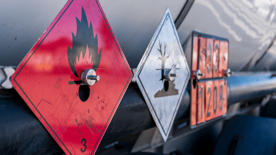 Guía Completa sobre el ADR y el Transporte de Mercancías Peligrosas